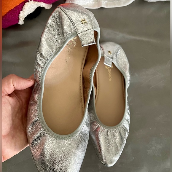 Yosi Samra Vienna foldable ballet flat in metallic silver, size 9 - Picture 4 of 7